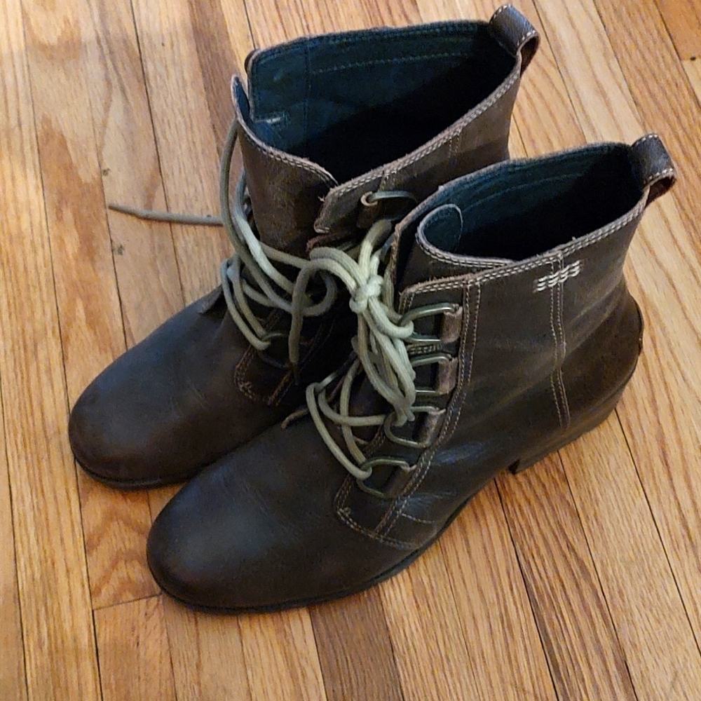 Sorel Cate ™ Lace Bootie (more of a boot...)   Size: 10.5   Color: Burro